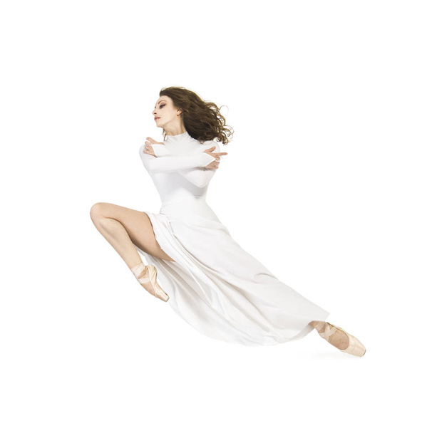 Een meisje in een witte jurk dansen van ballet. Studio opname op een witte achtergrond, geïsoleerde afbeelding. - Foto, afbeelding
