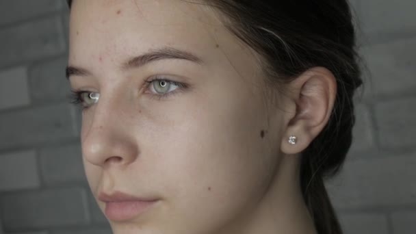 Young model with natural beauty get ready to makeup - Footage, Video