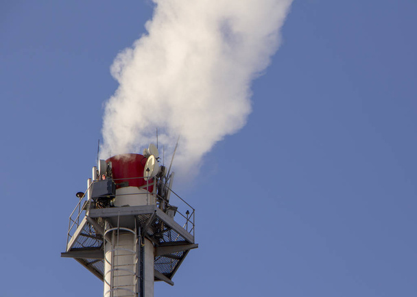 Contaminación. Humo de chimeneas industriales contra el cielo azul
 - Foto, imagen