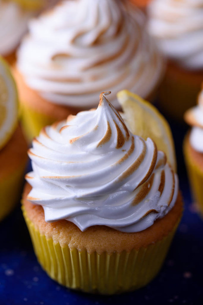 Lemon muffins with protein cream and beautiful lights in a dark key - Foto, afbeelding