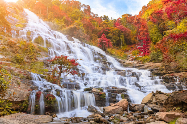 Cascada en el parque nacional durante el otoño
 - Foto, imagen