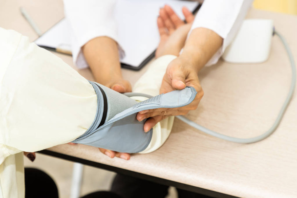 Médecin donner la consultation au patient et mesurer la pression artérielle
 - Photo, image