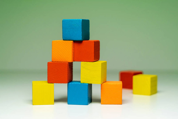 Edificio de bloques de madera para niños coloridos
 - Foto, Imagen