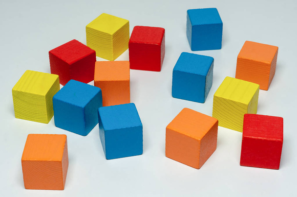 Les blocs de construction en bois coloré enfantin dispersés en vrac
 - Photo, image