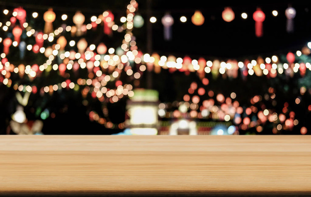 Szelektív üres fából készült asztal absztrakt homályos ünnepi világos háttér világos foltok és a bokeh a termék montage display termék. - Fotó, kép