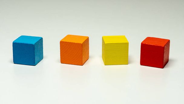 Blocs de jouets, cube de jeu en bois multicolore, boîtes blanches fond clair isolé
 - Photo, image