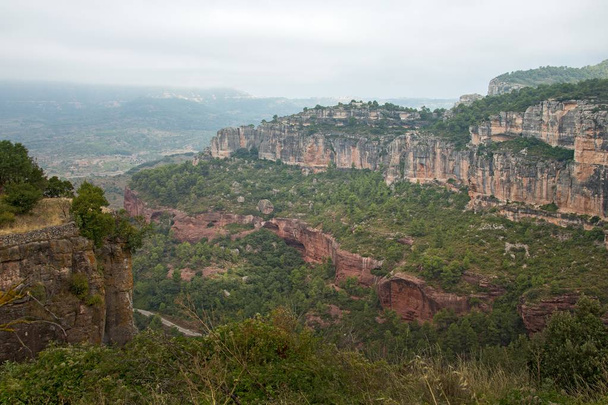 Landschaft von einer Klippe bei Siurana - ein berühmtes Hochlanddorf Siurana der Gemeinde Cornudella de Montsant in der Comarca Priorat, Estragona, Katalonien, Spanien. - Foto, Bild