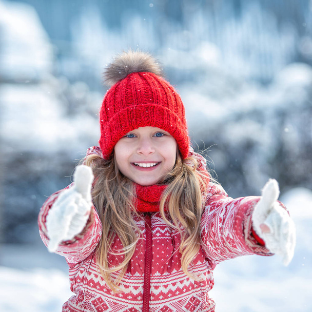 Πορτρέτο του ένα χαρούμενο παιδί το χειμώνα. Χαρούμενο κορίτσι σε εξωτερικούς χώρους - Φωτογραφία, εικόνα