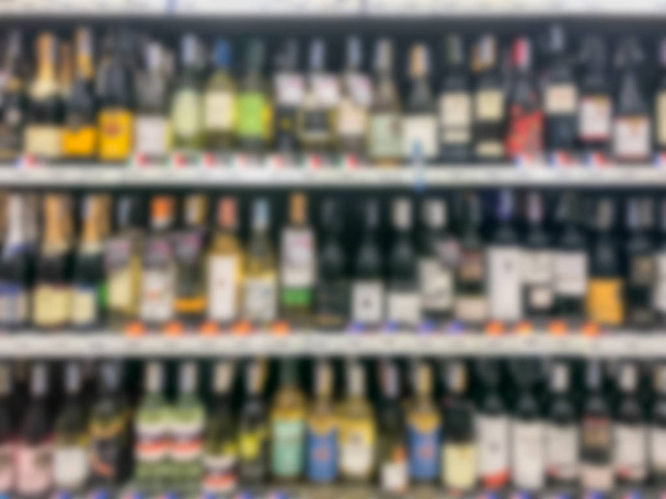 Abstracte wazig moderne retail gangpad supermarkten met donkere kleurenthema - Foto, afbeelding
