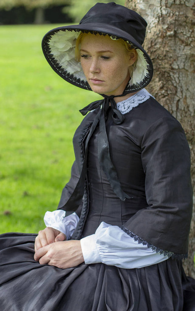 Viktoriánské žena v černých šatech a kapoty - Fotografie, Obrázek
