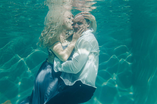 水の下でそっと抱いて愛好家の美しいロマンチックなカップル - 写真・画像