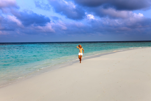 The sporting woman runs on the seashore. Maldives - Foto, Bild