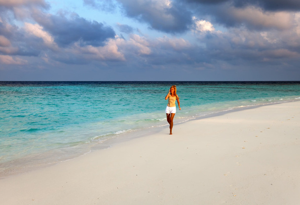 The sporting woman runs on the seashore. Maldives - Φωτογραφία, εικόνα