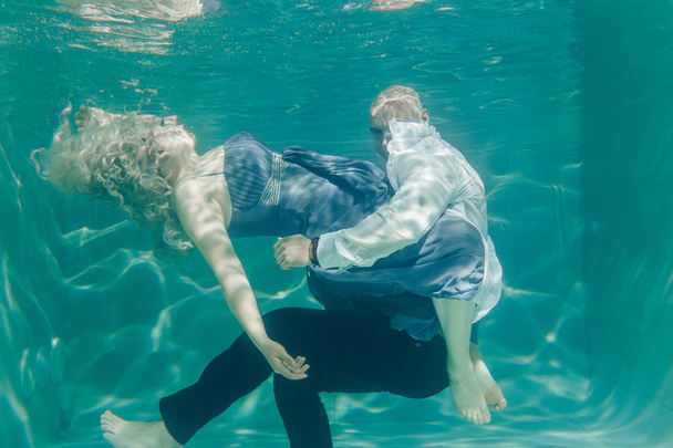 piękna romantyczna para kochanków, przytulanie się delikatnie pod wodą - Zdjęcie, obraz