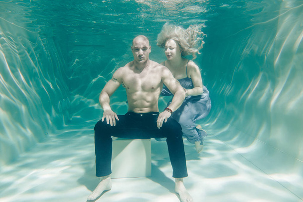 schönes romantisches Liebespaar, das sich sanft unter Wasser umarmt - Foto, Bild