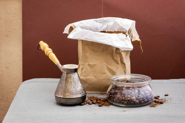 heißer aromatischer Kaffee und Gebäck in der Küche - Foto, Bild