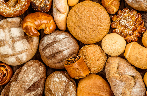 Čerstvý voňavý chleba na stole. Koncept potravin - Fotografie, Obrázek
