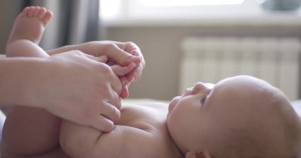 Mutter gibt ihrem Säugling eine Massage - Filmmaterial, Video