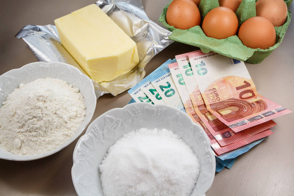 Складові зробити торт і банкноти в розмірі 10 і 20 євро як ілюстрацію до ціни на їжу
 - Фото, зображення