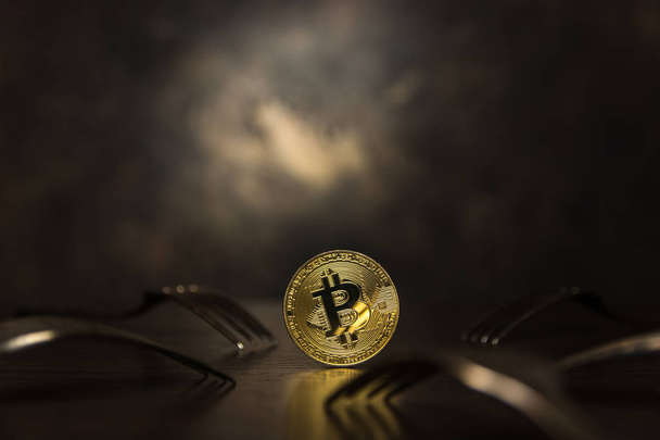  golden bitcoin with silver forks around him - Foto, Bild