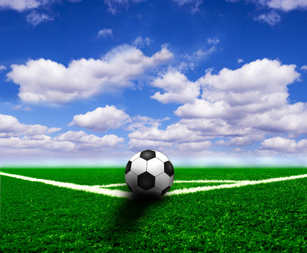 Γήπεδο ποδοσφαίρου, πράσινη και όμορφη μπλε ουρανό - Φωτογραφία, εικόνα