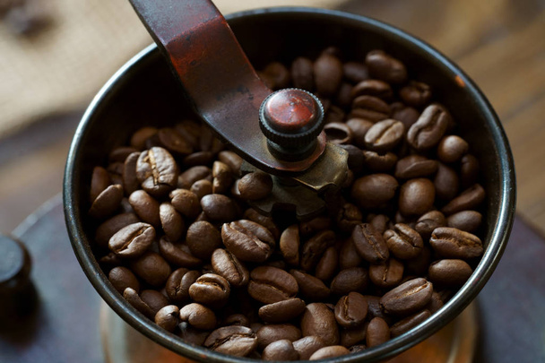 coffee beans and coffee mill - Foto, afbeelding