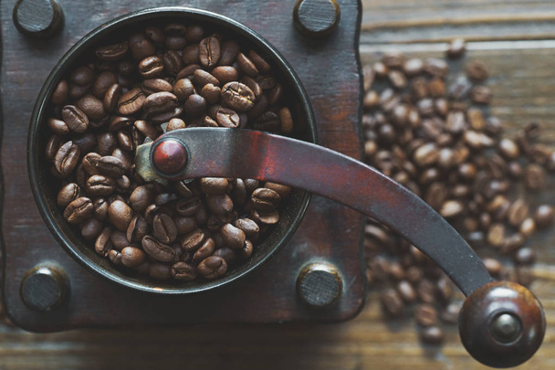 Granos de café y molino - Foto, imagen