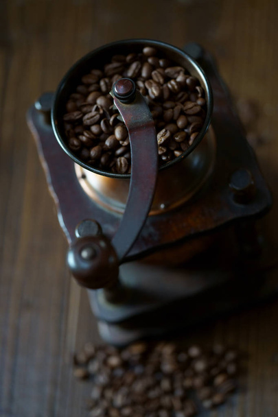 Kávová zrna a kávovar - Fotografie, Obrázek