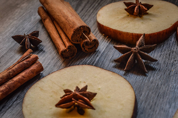 badyánu, skořice a apple na dřevěné pozadí - Fotografie, Obrázek