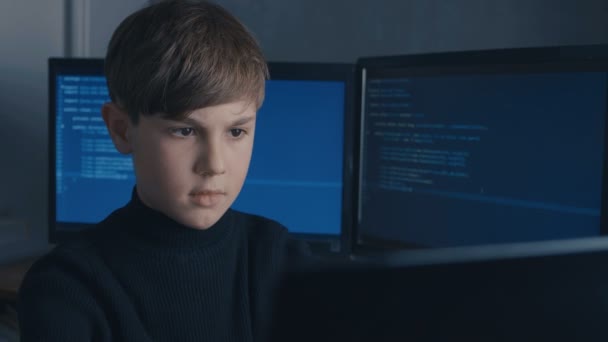 Boy Wunderkind Hacker Hacks Computer Systems. en el centro de datos
 - Metraje, vídeo