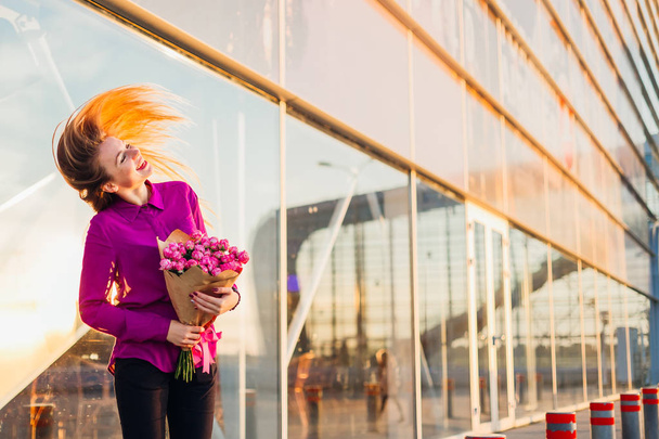 γυναίκα που έχει τη διασκέδαση με λουλούδια ηλιοβασίλεμα - Φωτογραφία, εικόνα