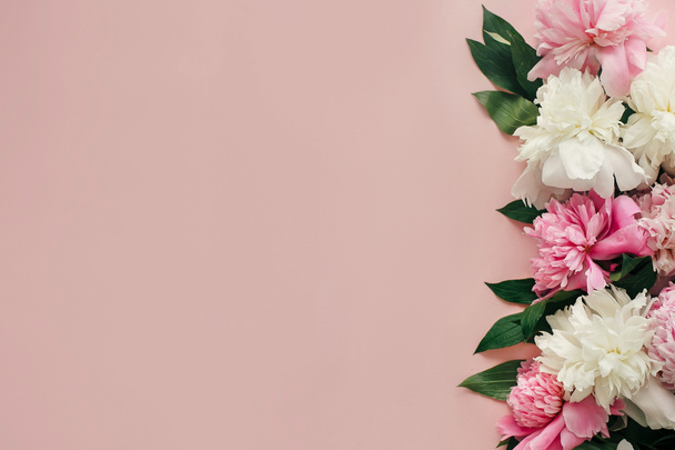 Stijlvolle pioenrozen plat leggen. Roze en witte pioenrozen grens op pastel roze papier met ruimte voor tekst. Happy mothers day, floral wenskaart mockup. Internationale dag van de Womens. Valentijnsdag. - Foto, afbeelding