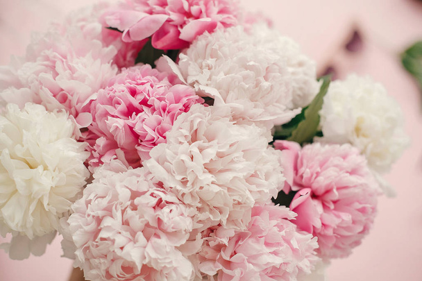 Stílusos pünkösdi rózsa csokor lapos feküdt. A pasztell rózsaszín és fehér pünkösdi rózsa, Hatoldalas rózsaszínű papírminta. Szia tavaszi. Boldog anyák napi, virágos üdvözlőlap makett. Nemzetközi női nap. Valentin-nap - Fotó, kép