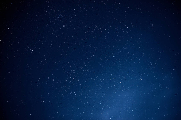 Νυχτερινό ουρανό με πολλά αστέρια, ιστορικό χώρο, astrophoto με μακρά έκθεση - Φωτογραφία, εικόνα
