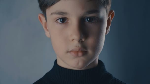 Close-up portret van schattige jongen camera kijken - Video