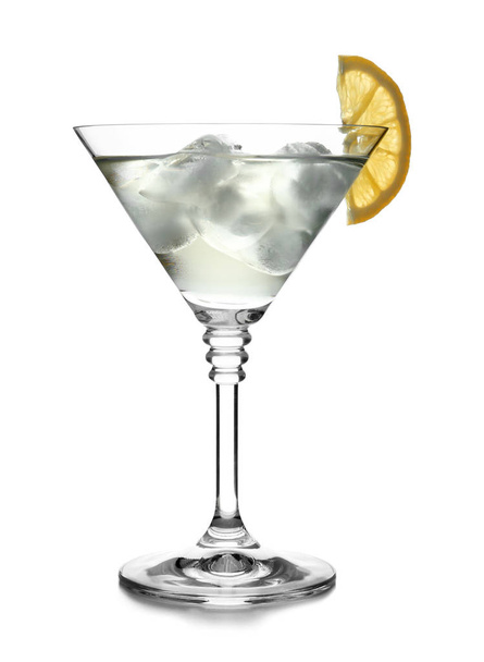 Glass of classic martini cocktail with ice cubes and lemon on white background - Foto, Imagen