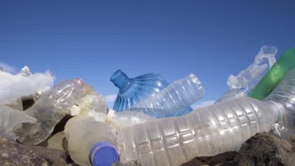 Botellas de plástico sucias en la playa de piedra. Contaminación ambiental
. - Metraje, vídeo