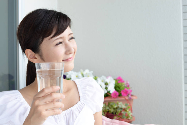 Žena pije sklenici vody - Fotografie, Obrázek