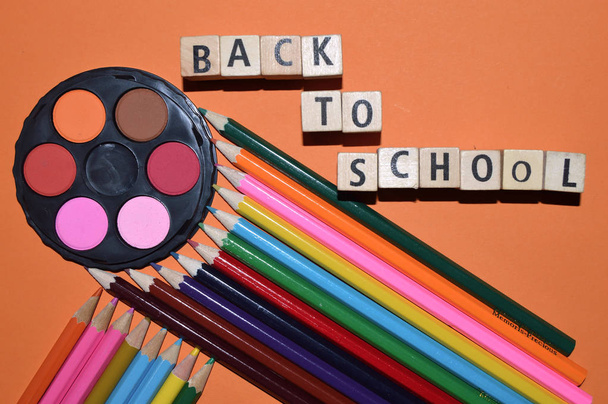 Ilustração das costas para a escola com lápis de cor, aguarelas e letras como fundo
 - Foto, Imagem