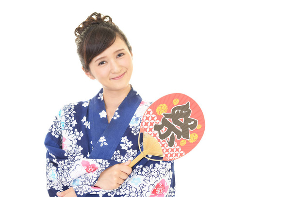 Aantrekkelijke jonge vrouw Japanse zomer kimono te dragen - Foto, afbeelding