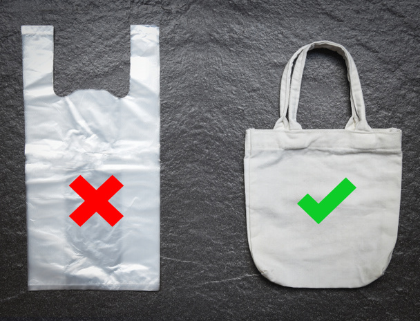 Nenhum saco de plástico / Use tote bag tecido de lona pano de compras substituir dizer não a sacos de plástico em pedra fundo escuro - conceito de problema de poluição
 - Foto, Imagem