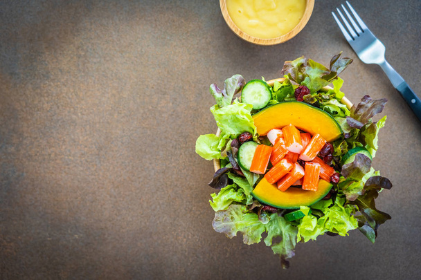 Krab stokken vlees met verse fruit salade in houten kom met mayonaise saus - gezonde voeding-stijl - Foto, afbeelding
