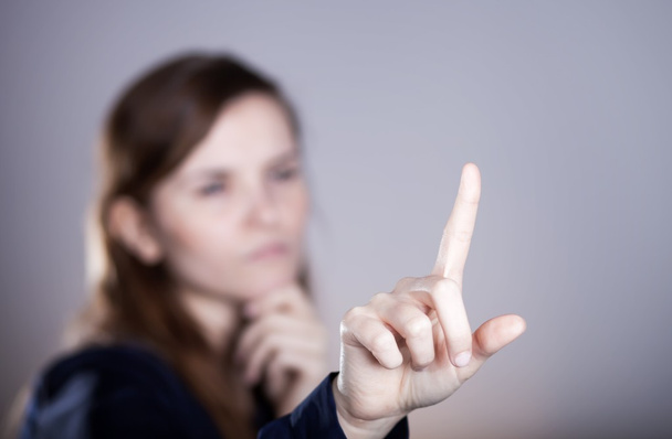 Main de femme, un doigt pointant quelque chose
 - Photo, image