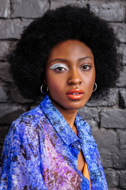 Cute african american model with big earrings looking serious - Fotografie, Obrázek