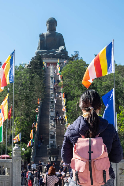 Молодая женщина путешествует турист, азиатский путешественник посетить Тянь Тан или Большой Будда расположен в монастыре По Лин в Нгонг Пин Лантау острова. ориентир и популярны для туристических достопримечательностей в Гонконге
 - Фото, изображение