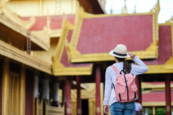 Donna in viaggio zaino in spalla con cappello, viaggiatore asiatico in piedi nel Mandalay Palace, è l'ultimo palazzo reale dell'ultima monarchia birmana. punto di riferimento e popolare per le attrazioni turistiche in Myanmar
 - Foto, immagini