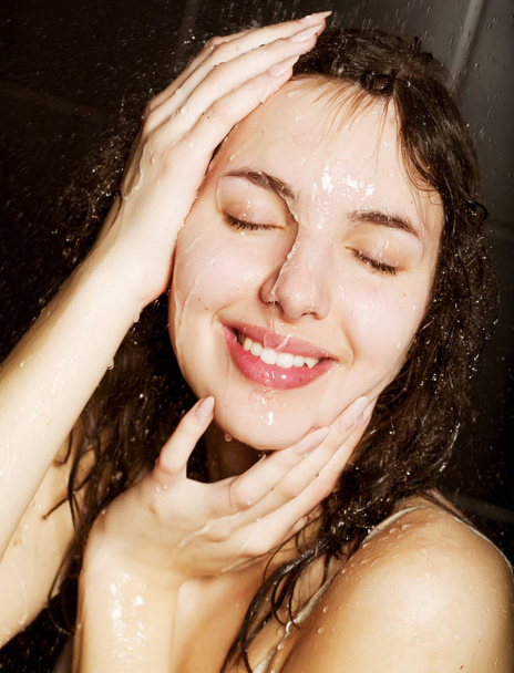 Девушка принимает душ
 - Фото, изображение