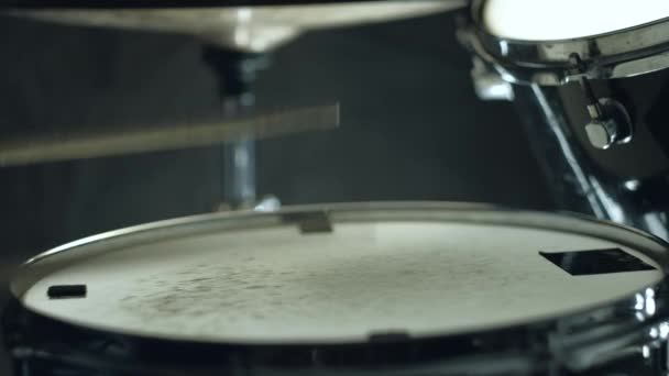 Schlagzeuger spielt mit Stöcken auf einer Snare-Trommel - Filmmaterial, Video