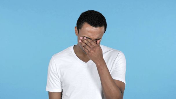 Smutná, naštvaná africký muž izolované na modrém pozadí - Fotografie, Obrázek