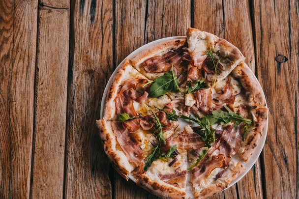Pizza carbonara maalaismainen puinen pöytä. Ruokavalokuvauksen käsite. Yläkuva
 - Valokuva, kuva